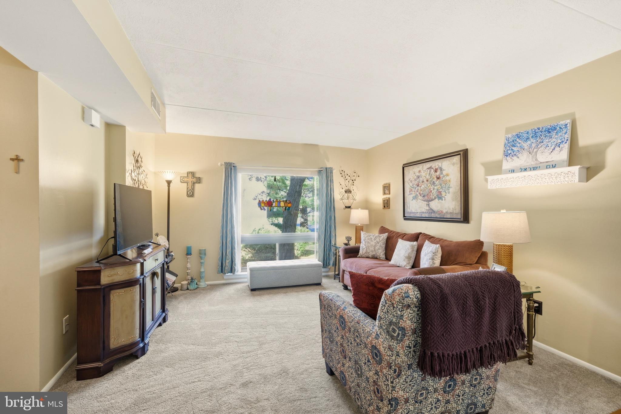 844 Putnam Boulevard, Unit 61A Wallingford, PA 19086 - Photo 6 of 23 a living room with furniture and a large window