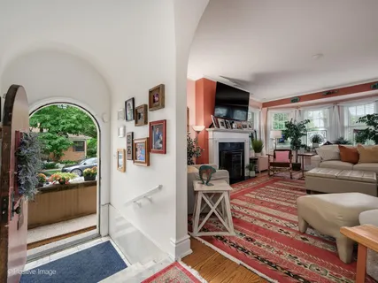 $775,000 | 2500 West Farwell Avenue, Chicago, IL 60645