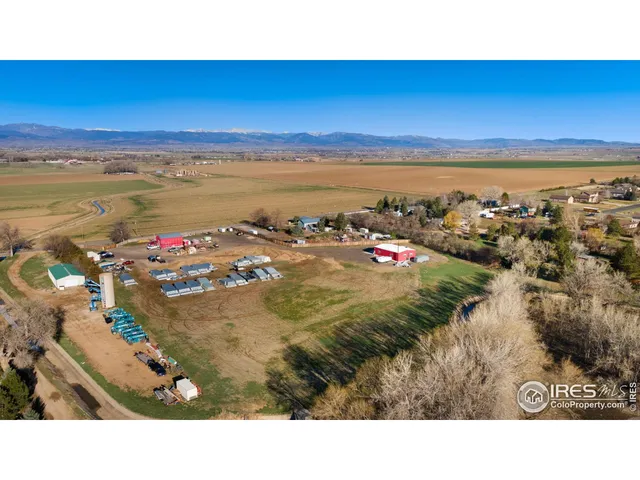 a black and white photo of a room