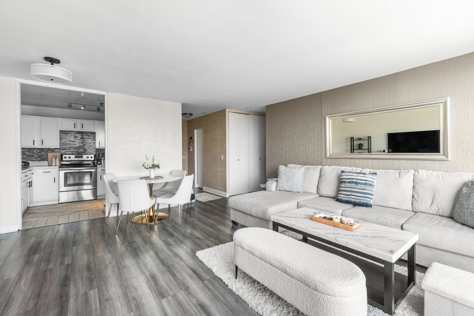5445 North Sheridan Road, Unit 504 Chicago, IL 60640 - Photo 4 of 14 Gallery Image 4