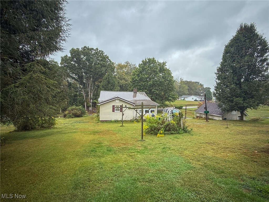 View of grassy yard