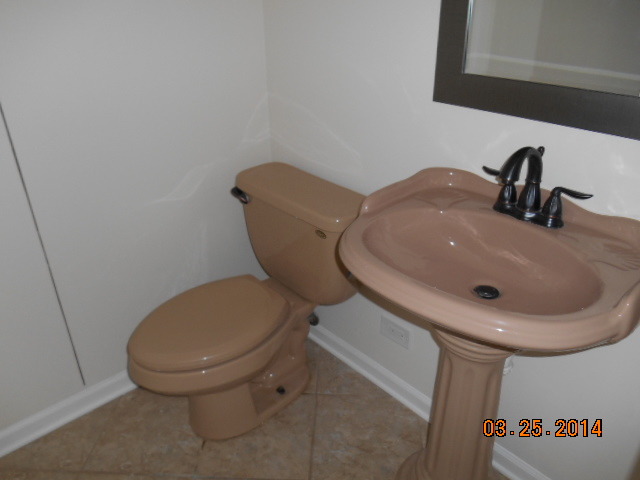 9 Edgewood Road Vernon Hills, IL 60061 - Photo 4 of 13 a bathroom with a toilet and a sink