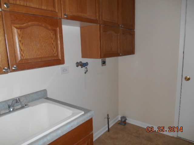 9 Edgewood Road Vernon Hills, IL 60061 - Photo 5 of 13 a bathroom with a sink and a window