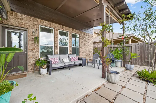 a view of a backyard