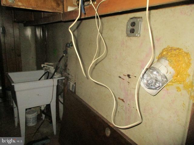 9612 Convent Avenue Philadelphia, PA 19114 - Photo 11 of 33 a utility room with dryer and washer