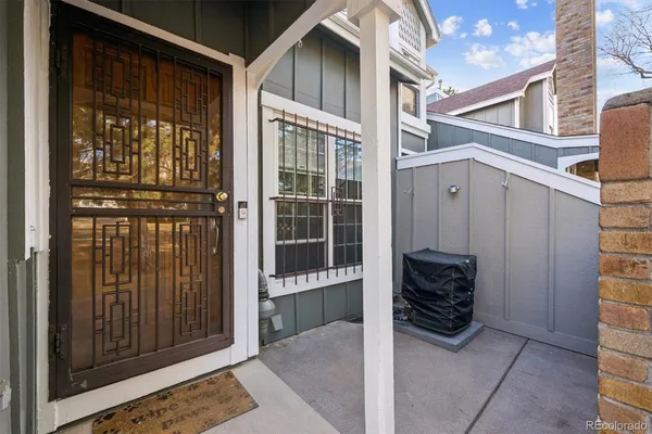 a view of entryway of the house