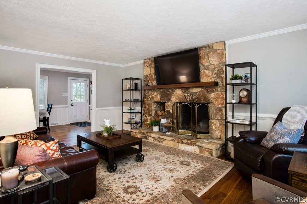 13805 Sterlings Bridge Road Midlothian, VA 23112 - Photo 4 of 24 a living room with furniture and a flat screen tv