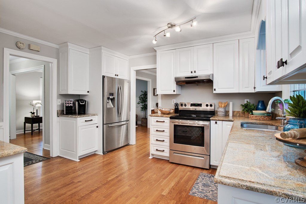 13805 Sterlings Bridge Road Midlothian, VA 23112 - Photo 7 of 24 a kitchen with a refrigerator and a stove top oven