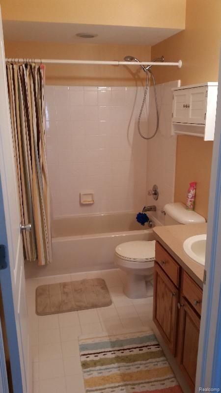 51613 Rivard Road New Baltimore, MI 48047 - Photo 17 of 22 #16 Full Bath.jpg