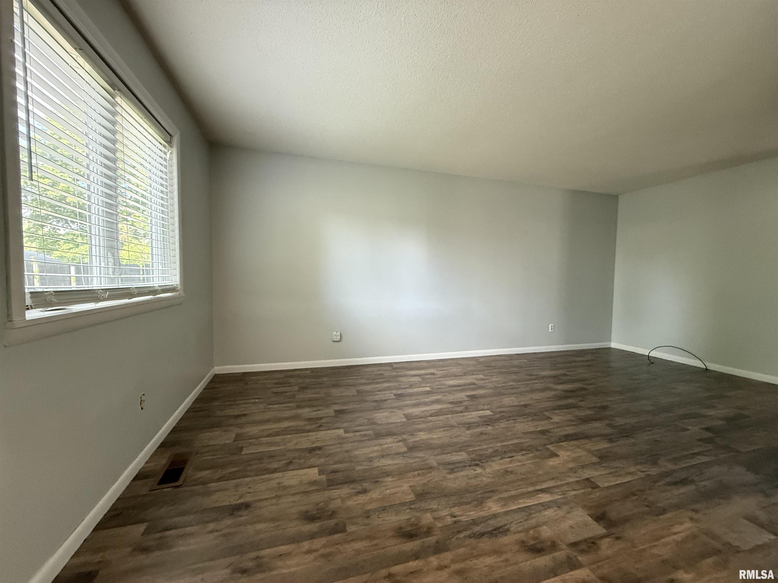 3 Cedar Drive Macomb, IL 61455 - Photo 4 of 24