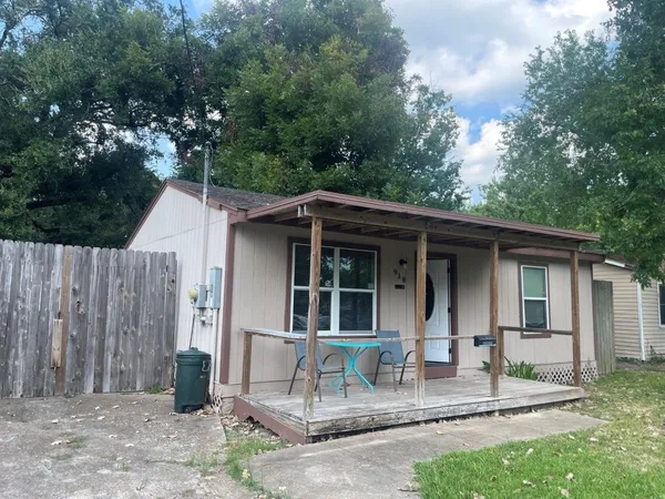 $109,500 | 918 Maple Street, Clute, TX 77531