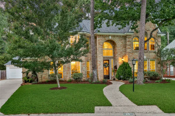 $749,900 | 25 Berry Blossom Drive, The Woodlands, TX 77380