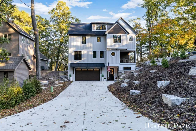 $2,350,000 | 16976 Lake Avenue, West Olive, MI 49460