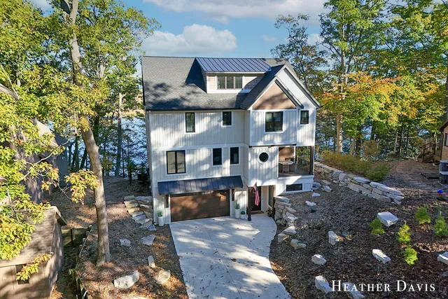 $2,350,000 | 16976 Lake Avenue, West Olive, MI 49460