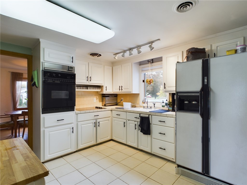 83 Broadmoor Road Cranston, RI 02910 - Photo 9 of 29 Gallery Image 9