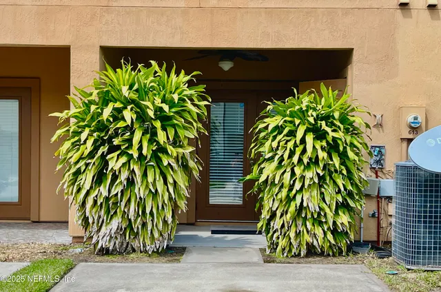 a sign that is sitting on the side of a road