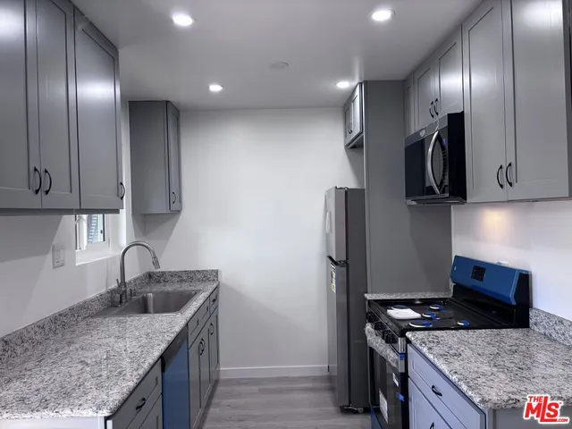 $2,675 | 6521 Beck Avenue, North Hollywood, CA 91606