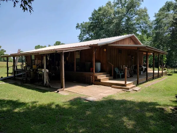 a view of a house with yard and porch