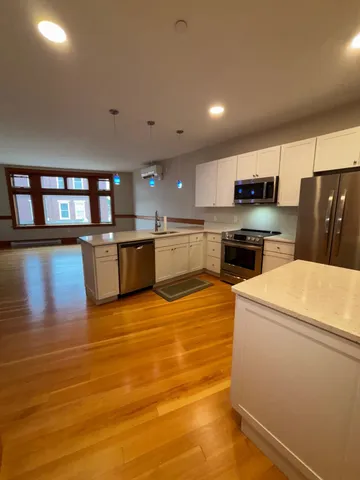 $1,800 | 609 Main Street, Unit 202, Laconia, NH 03246