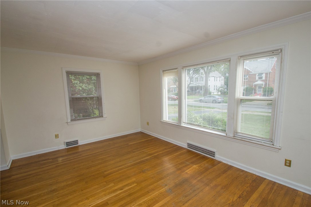 2384 Ashurst Road University Heights, OH 44118 - Photo 3 of 28 Down living room