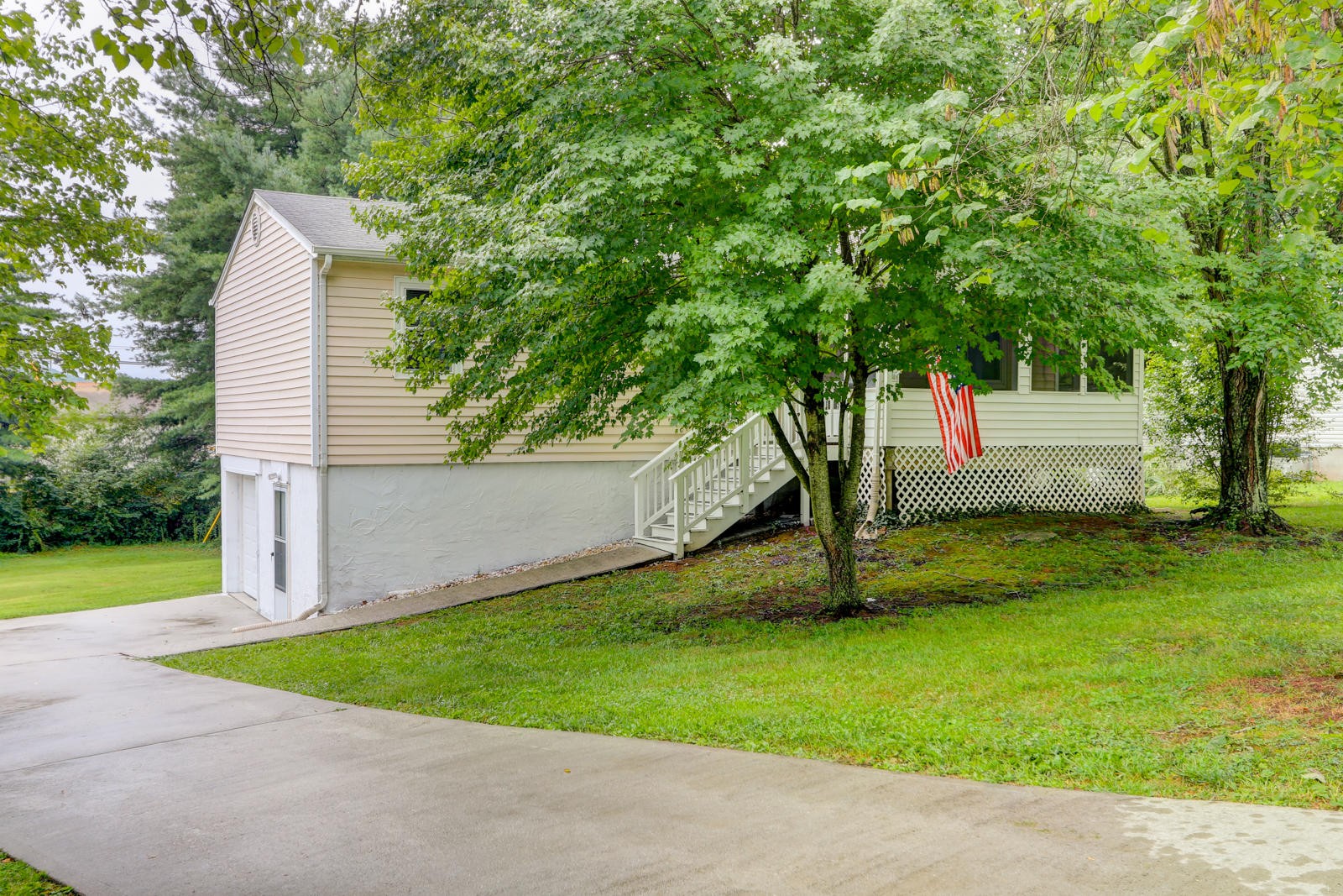 1113 Fowler Lane Clinton, TN 37716 - Photo 2 of 25 Gallery Image 2