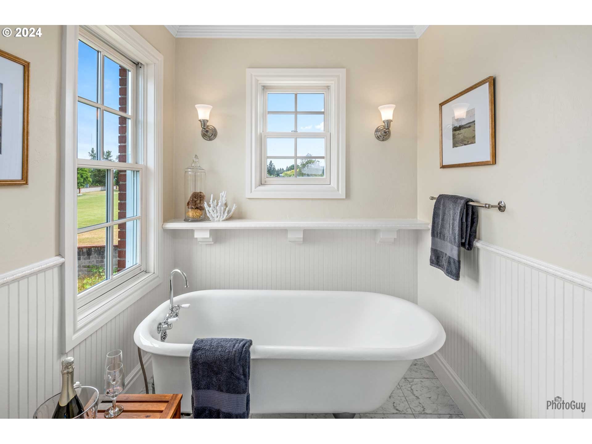 2788 Riverwalk Loop Eugene, OR 97401 - Photo 28 of 48 a bathroom with a bathtub and a sink