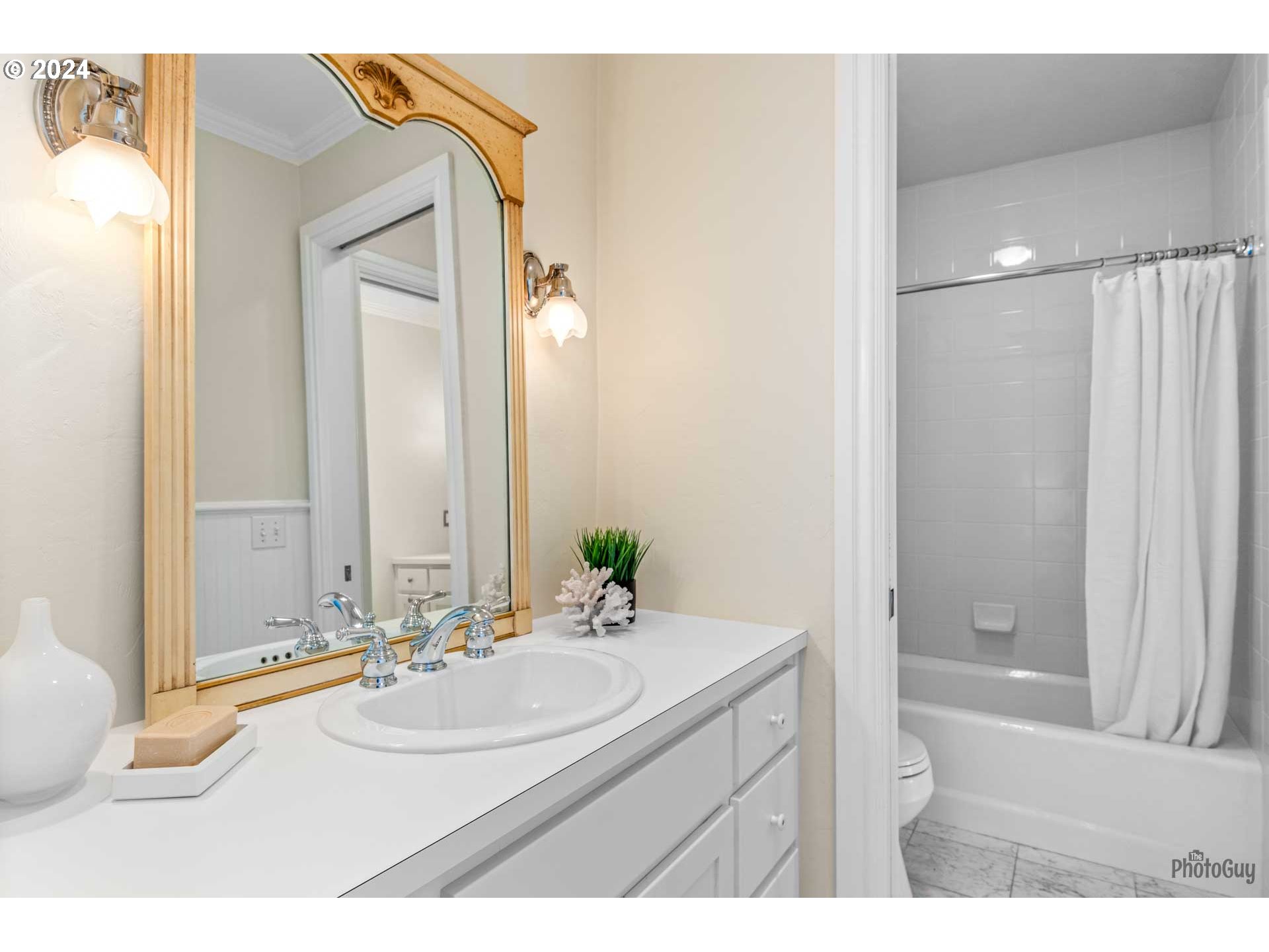 2788 Riverwalk Loop Eugene, OR 97401 - Photo 38 of 48 a bathroom with a sink and a mirror