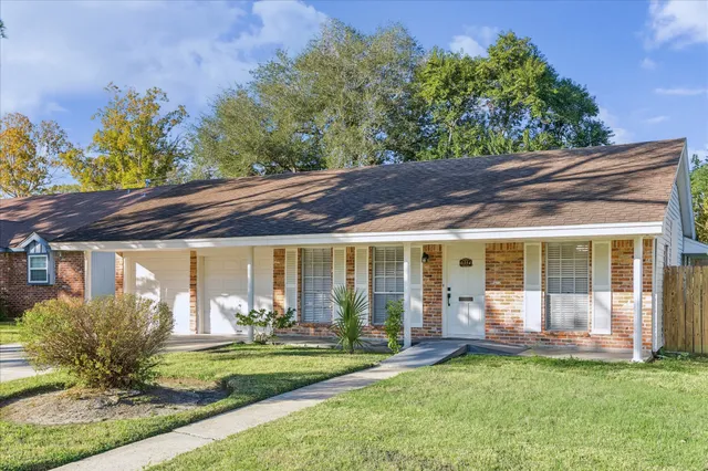 a view of a house with backyard and porch