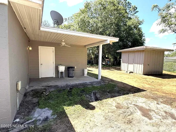 a view of a backyard