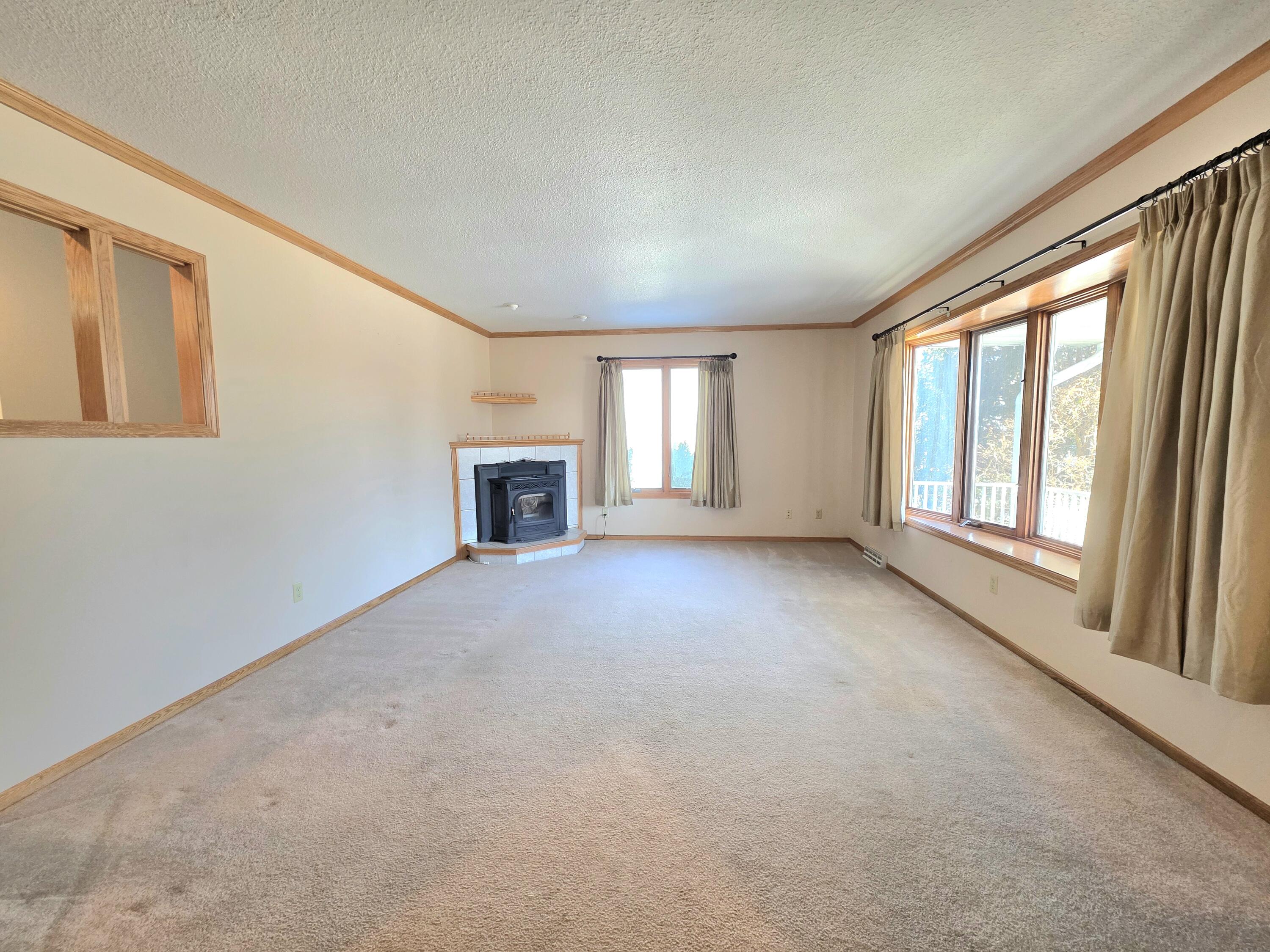 129 Chippewa Drive Sheboygan Falls, WI 53085 - Photo 4 of 43 Living room