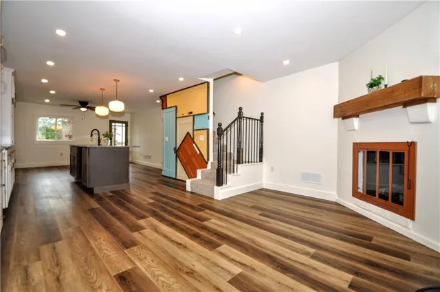 a view of a living room and a kitchen