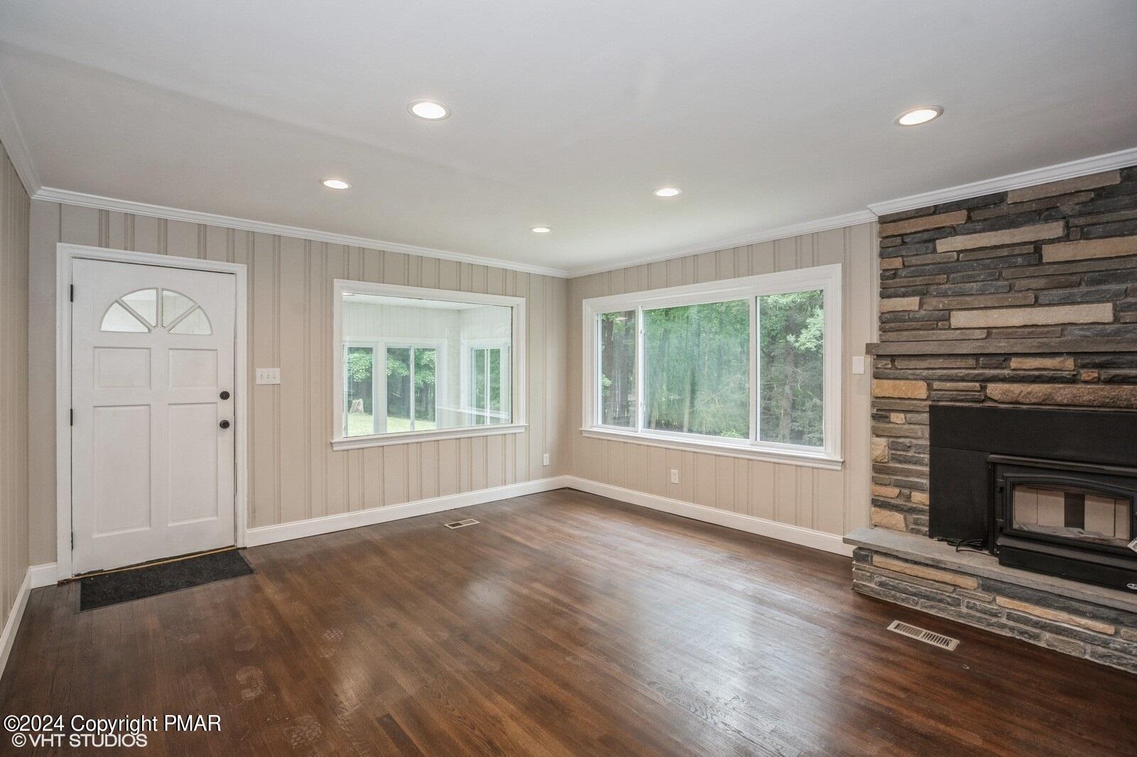 414 Long Road Canadensis, PA 18325 - Photo 4 of 20 Living room