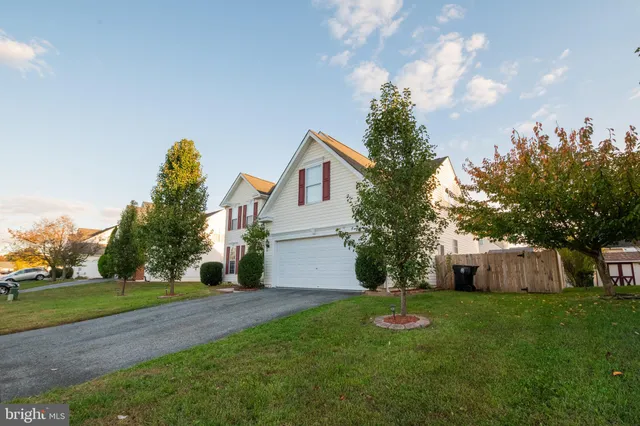 a view of a house with backyard and garden