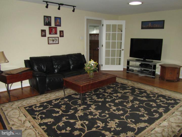 511 Toll Road Oreland, PA 19075 - Photo 3 of 21 Living Room