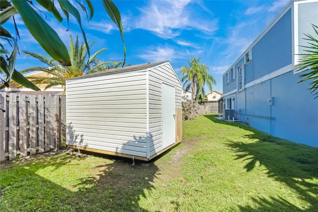 a view of back yard of the house