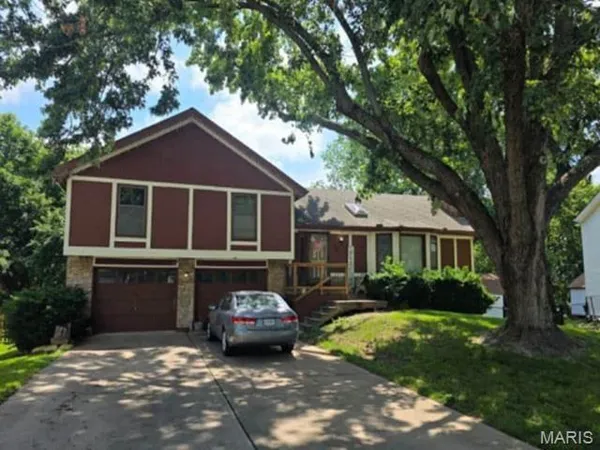 $180,000 | 601 Southeast Brentwood Drive, Lee's Summit, MO 64063