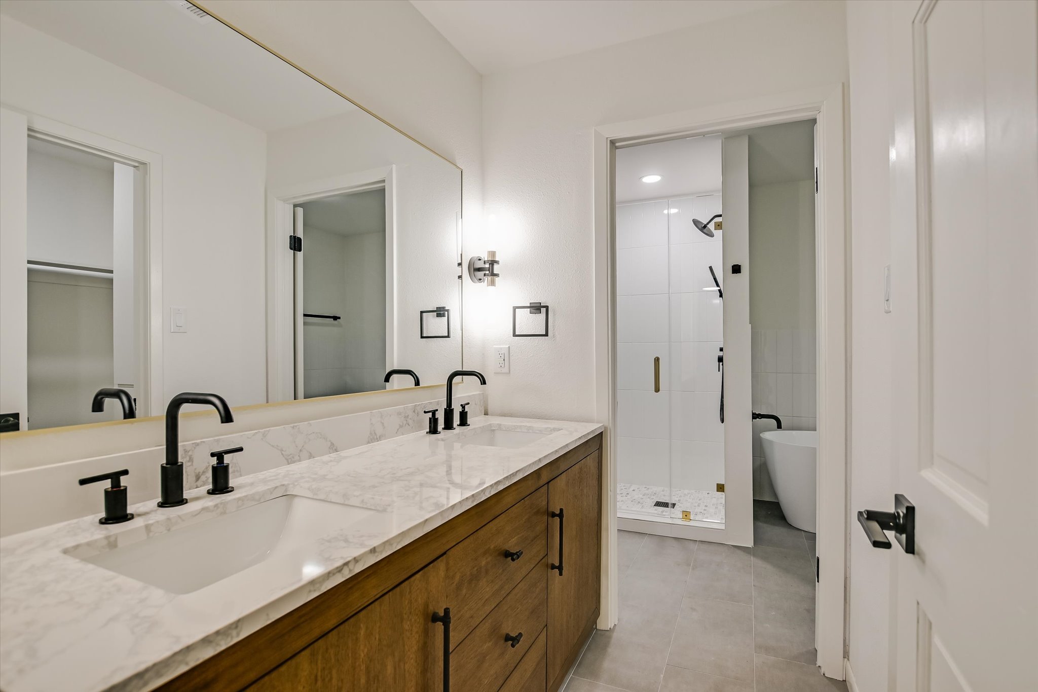 503 Elm Street Bastrop, TX 78602 - Photo 5 of 27 Primary Vanities