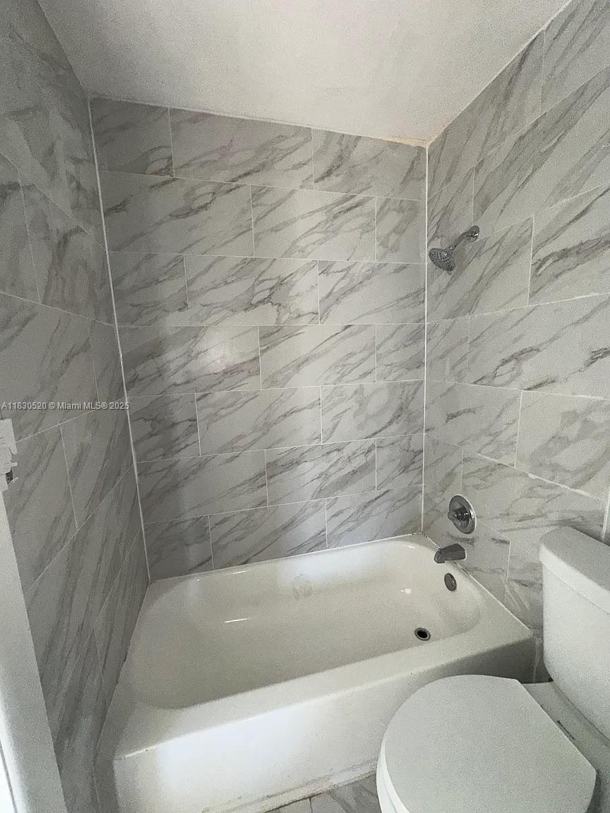 4410 26th Avenue, Unit 2 Vero Beach, FL 32967 - Photo 4 of 7 a bathroom with a bathtub and a toilet