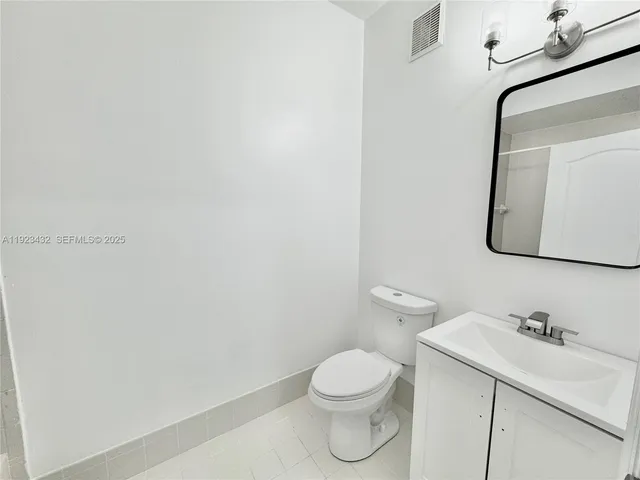 $2,900 | 120 Jacaranda Country Club Drive, Unit 101, Plantation, FL 33324