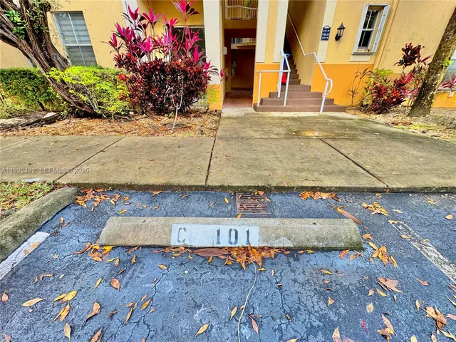 $2,900 | 120 Jacaranda Country Club Drive, Unit 101, Plantation, FL 33324