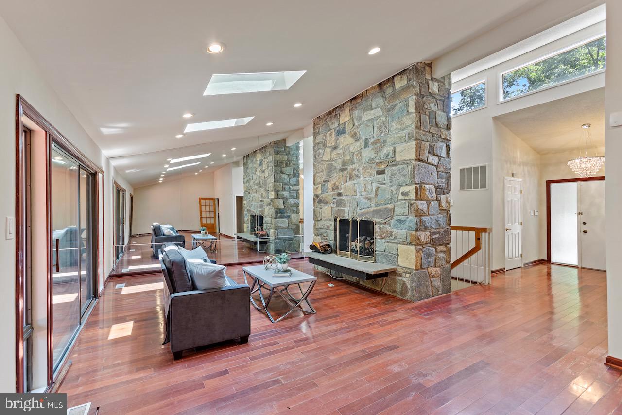 1404 Wolftrap Run Road Vienna, VA 22182 - Photo 11 of 33