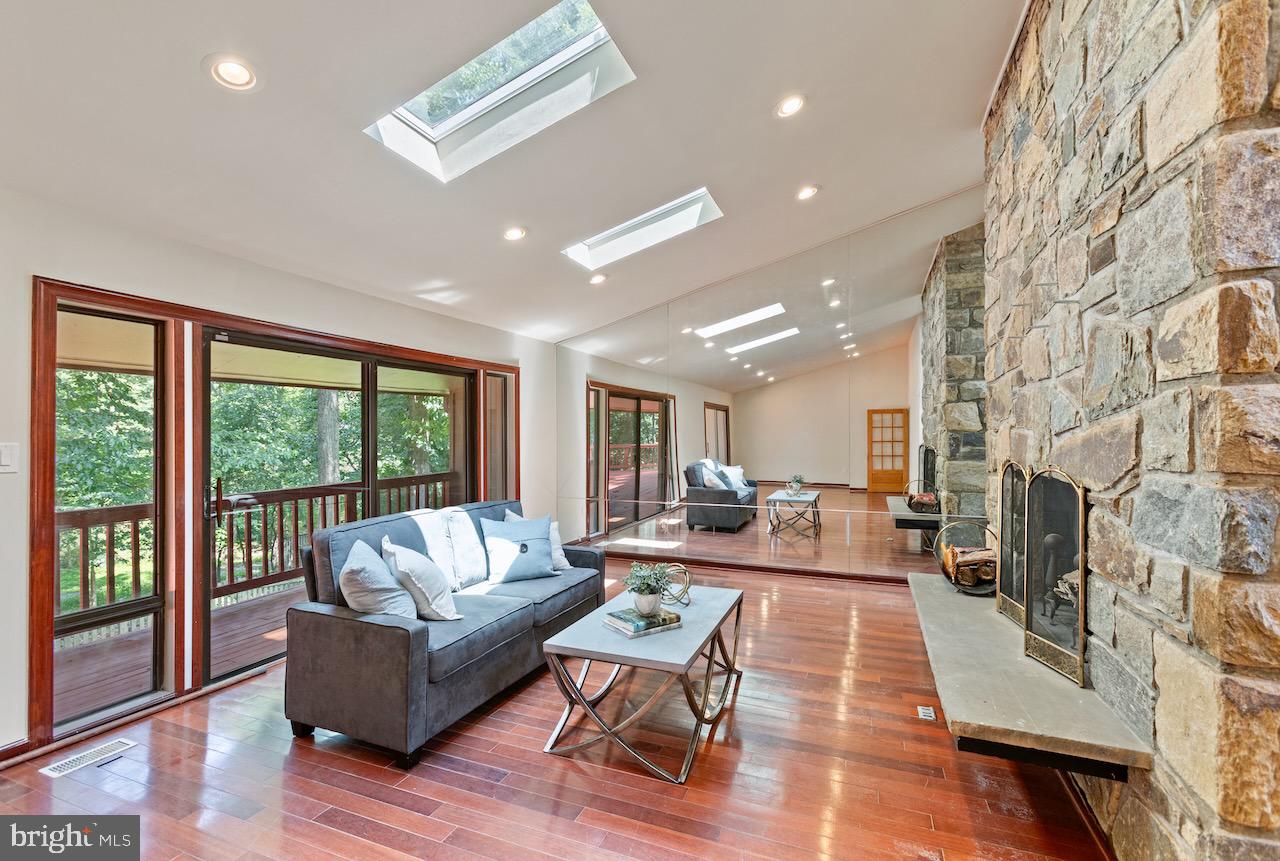 1404 Wolftrap Run Road Vienna, VA 22182 - Photo 10 of 33