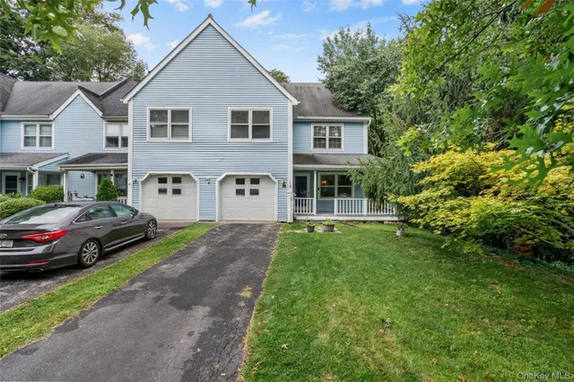 a view of a yard in front of house