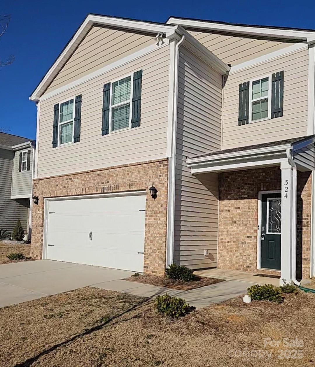 a view of a house with backyard