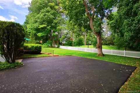 $1,299,000 | 18 Old Farm Road, East Hills, NY 11577