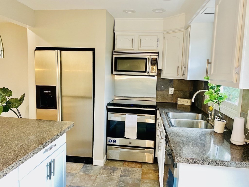 208 Wrentham Road Springfield, MA 01119 - Photo 8 of 22