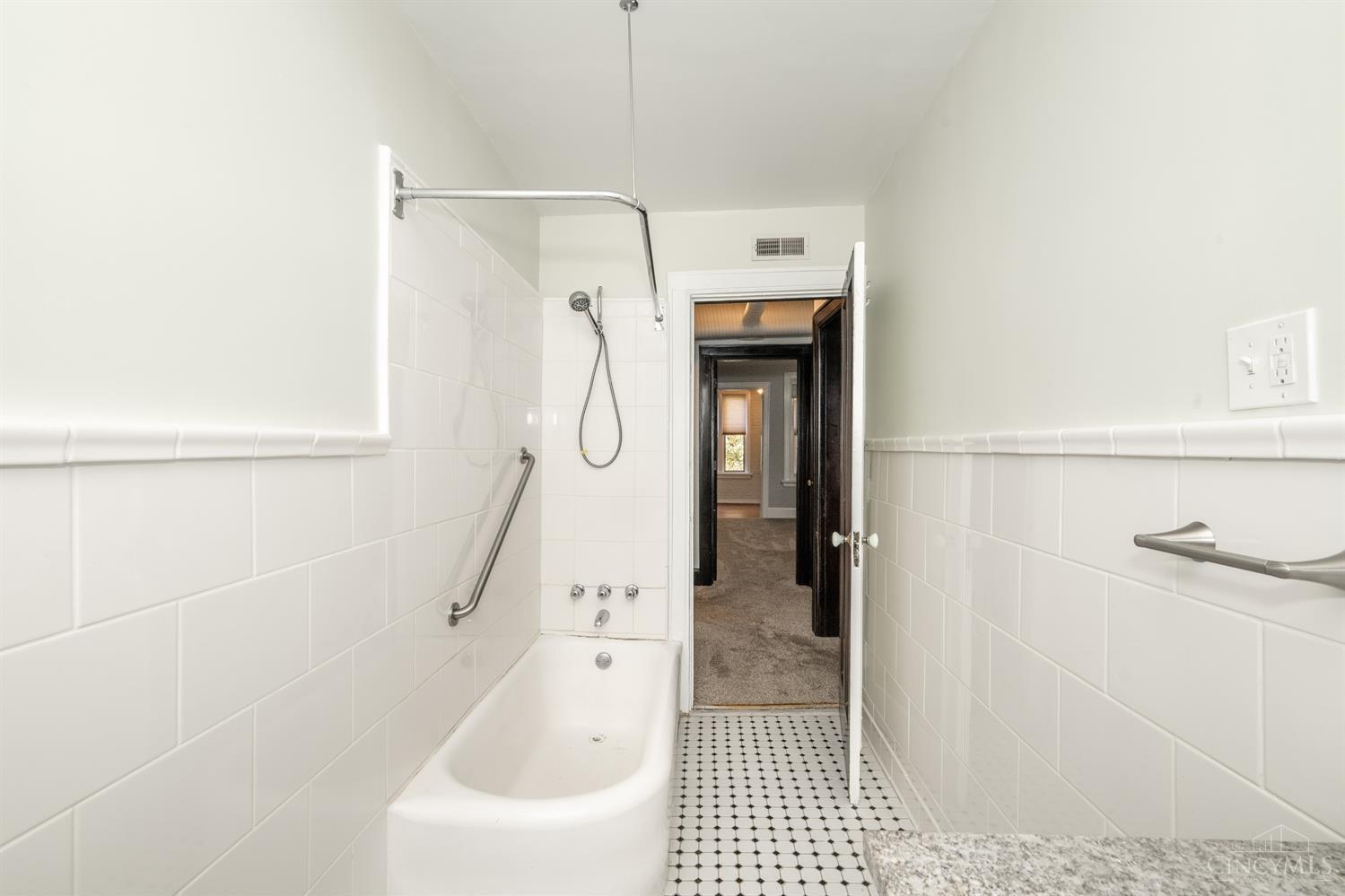 3896 Reading Road, Unit O Cincinnati, OH 45229 - Photo 24 of 62 Gallery Image 24