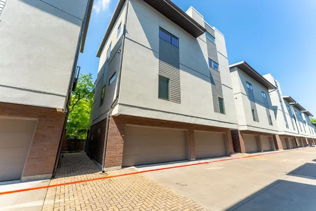 $2,700 | 1702 South Lamar Boulevard, Unit 27, Austin, TX 78704