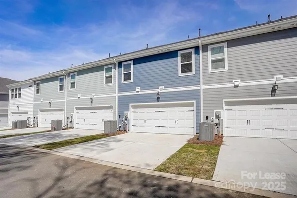 $2,495 | 13126 Settlers Trail Court, Unit CREEKSIDE, Charlotte, NC 28278