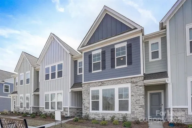 $2,390 | 13126 Settlers Trail Court, Unit CREEKSIDE, Charlotte, NC 28278